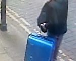 大曼徹斯特警察局5月29日發布的照片，顯示炸彈襲擊前幾小時兇手阿貝迪攜帶藍色手提箱。 （AFP PHOTO / GREATER MANCHESTER POLICE）
