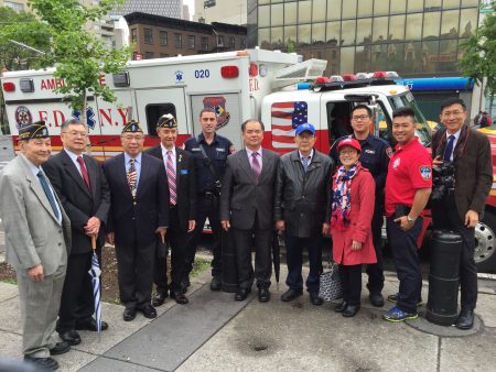 纽约市消防局派出三辆不同类型的消防车随行，一起庆祝华裔退伍军人会的国殇日活动。