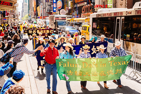 2017年5月12日，紐約上萬人舉行慶祝法輪大法弘傳世界25週年活動，並舉行橫貫曼哈頓中心42街的盛大遊行。（愛德華／大紀元）