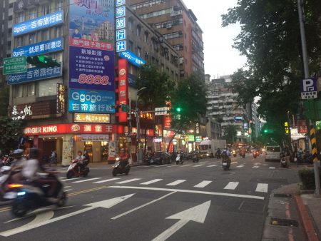 臺北城區顯得老舊，但是街道很乾淨整潔。