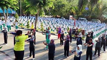印度尼西亚特拉丹第一中学千人集体学炼法轮功（明慧网）
