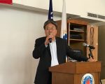 疑涉非法领白卡 华男被拒入境