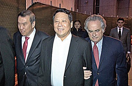 2015年10月，涉贿赂前联大主席阿什的澳门政协委员吴立胜（中）在两名代表律师搀扶下走出法庭。（大纪元资料图片）