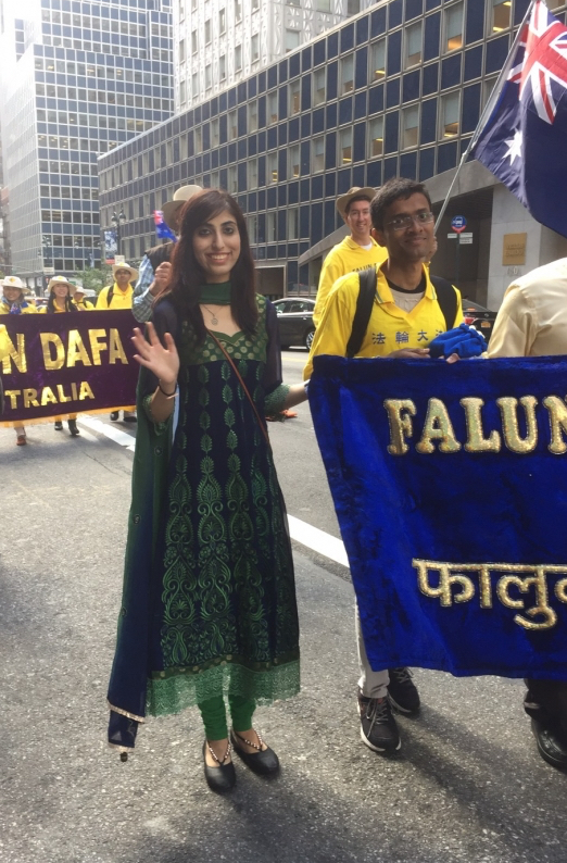 印度法輪功學員Daksha5月12日在曼哈頓慶祝法輪大法日的遊行中。（施萍／大紀元）