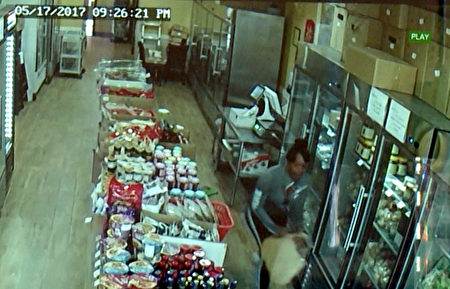 劫匪抢得食品店主名牌包后逃走。（店家提供监视器画面）
