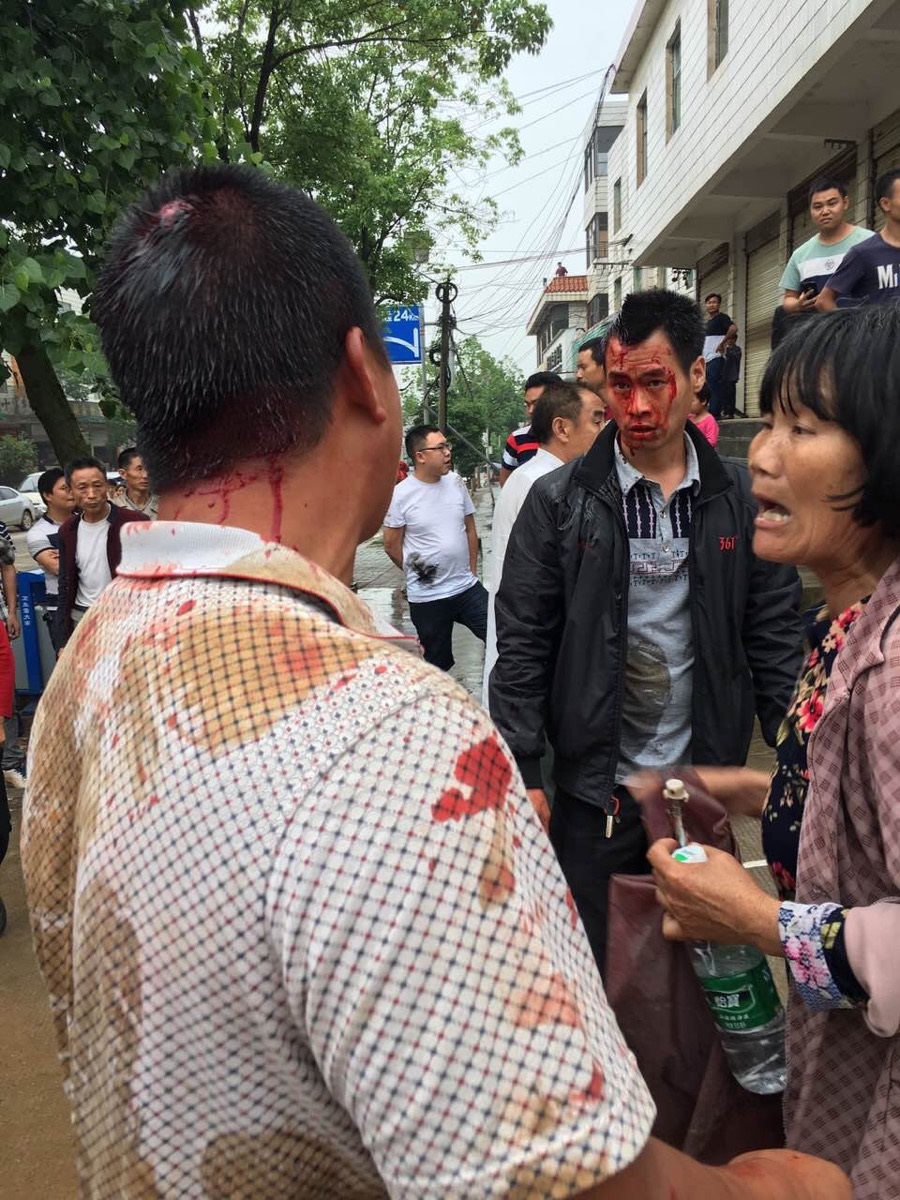 5月19日,湖南永州市新田县十字乡政府院内上演一幕警察暴打村民流血事件,事件起因为垃圾焚烧发电厂选址问题。(村民提供)