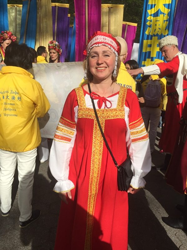 俄羅斯法輪功學員Svetlana在5月12日曼哈頓大遊行前的集會上。（施萍／大紀元）