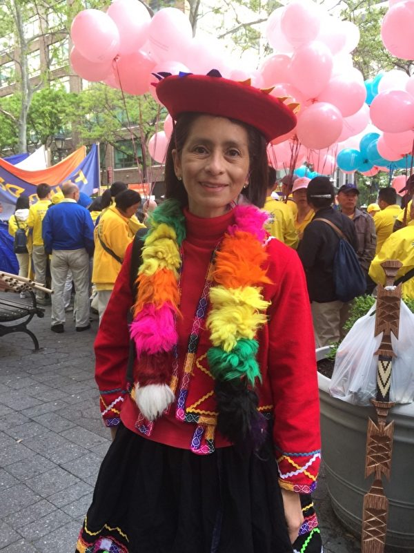 秘魯法輪功學員Elena在5月12日曼哈頓大遊行前的集會上。（施萍／大紀元）