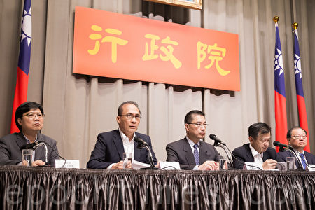 行政院长林全（左2）11日提出“新世代反毒策略”，宣布未来4年将投入100亿元的反毒经费，若需要更多资源投入，“经费没有上限。”（陈柏州／大纪元）