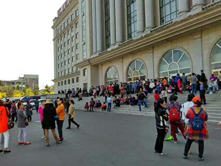 5月3日，吉林延邊朝鮮族自治州延吉市數百名民眾聚集在市政府前，抗議政府公交車車費漲價至2元。（受訪者提供）