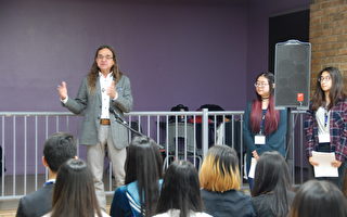 「亞裔青年大使計劃」與學生、家長及社區分享研習成果。（伊鈴／大紀元）
