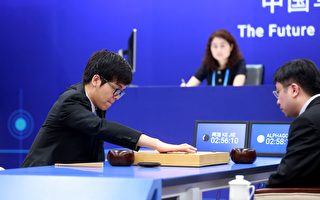 近日的围棋人机大战中，机器人AlphaGo大胜世界围棋冠军柯洁。人工智能再次成为全社会关注的焦点。   (STR/AFP/Getty Images)