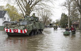 加拿大魁北克省遭遇水災。圖為5月8日，軍隊進入蒙特利爾西北的雙山（Deux-Montagnes）市遭水淹的街道救援。（加通社）