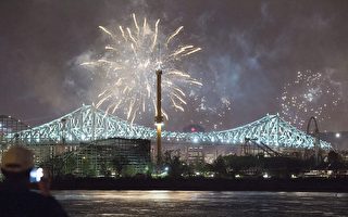 2017年5月17日晚，横跨圣劳伦河连接蒙特利尔与南岸的雅克-卡迪亚桥上彩灯高照，焰火绽放，庆祝蒙特利尔市375岁生日。（加通社）