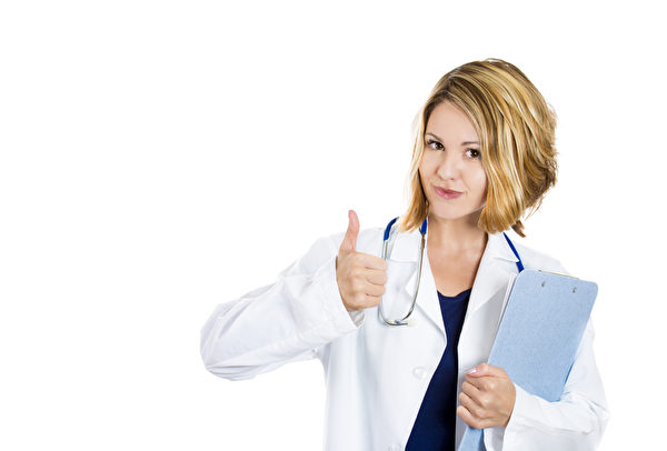 快樂自信的女醫生顯示豎起大拇指的跡象（fotolia）