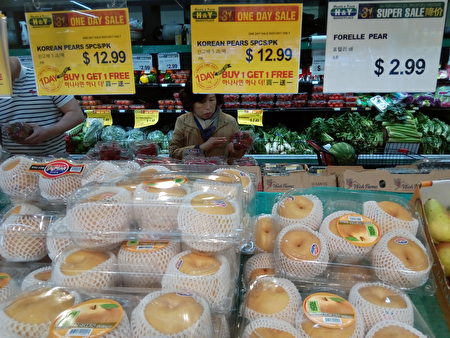 漢陽超市每月一號的買一贈一活動包括500中商品，有肉、蛋、海鮮、大米、新鮮蔬果，和韓國知名品牌零食和各種日用品等。（韓慧林／大紀元）