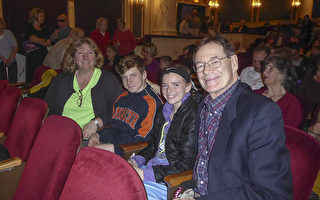 4月30日（星期日）下午，曾经担任纽约上州一家大型医疗机构副总裁的Jeff Woeppel先生一家观看了神韵巡回艺术团在普罗克特斯剧院（Proctors Theatre）的演出。（良克霖／大纪元）