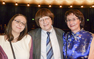 化学教授Michael Schmittel携妻子和女儿观看了5月2日在德国法兰克福的神韵演出。 （文婧／大纪元）