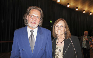 Klaus Kiesow先生携太太一起观看了2017年5月2日，美国神韵世界艺术团在德国法兰克福世纪大厅（Jahrhunderthalle）的演出。（黄芩／大纪元）