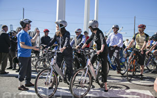 5月2日，海湾大桥自行车道全线通车。（曹景哲／大纪元）
