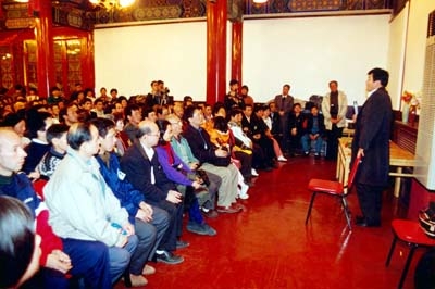 1996年11月2日，法輪功創始人李洪志大師在北京地壇公園芳澤軒為參加首屆法輪大法國際心得交流會的學員講法。（明慧網）