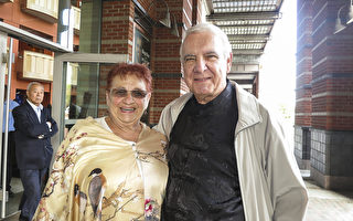 Phillip Greco退休前是新澤西一家圖書館館長。他於5月4日下午偕夫人Teresa Greco女士觀看了神韻國際藝術團在新澤西表演藝術中心（NJPAC）的演出後，多次感動落淚。 （林南宇／大紀元）
