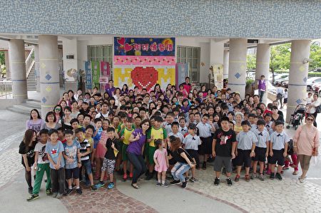 心心相印傳馨情完成後大合照,祝媽媽母親節快樂!(志航國小提供)