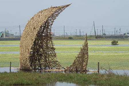 台湾的蔡慧盈创作一个新月造型的雕塑“摇篮”，上半部可让鸟栖息、下半部供水中生物栖居，就像摇篮一样。（廖素贞／大纪元）