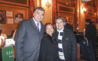 水牛城市法官Betty Calvo-Torres女士和先生Charles Torres带儿子Christian一起观看了当晚的演出，他们表示“陶醉其中”。（滕冬育／大纪元）