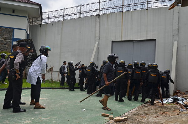 INDONESIA-PRISON-POLICE