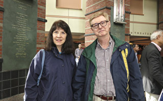 5月7日下午，在美國勞工部工作的Karen和丈夫Walter 觀看了神韻國際藝術團在新澤西州的最後一場演出。（林南宇／大紀元）