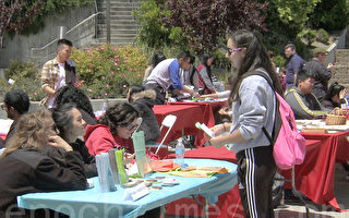 5月5日，舊金山市立大學為即將走入大學生活的高中生提供相關諮詢。（大紀元）