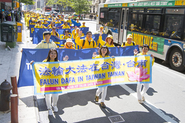 2017年5月12日，紐約上萬人舉行慶祝法輪大法弘傳世界25週年活動，並舉行橫貫曼哈頓中心42街的盛大遊行。（周容／大紀元）