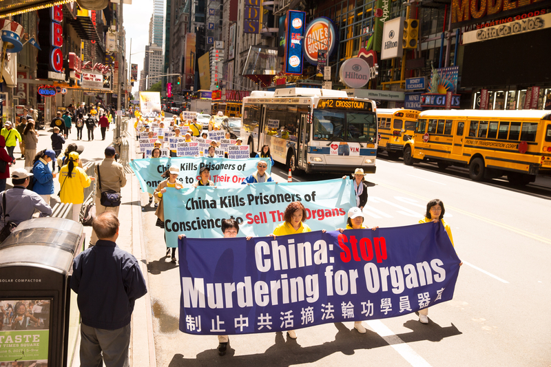2017年5月12日,紐約萬人慶祝法輪大法日,並呼籲制止中共迫害法輪功,大遊行隊伍橫穿曼哈頓。圖為「制止中共活摘法輪功學員器官」的橫幅。(戴兵/大紀元)