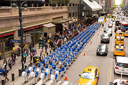 2017年5月12日，紐約萬人慶祝法輪大法日，大遊行隊伍橫穿曼哈頓。（艾文／大紀元）