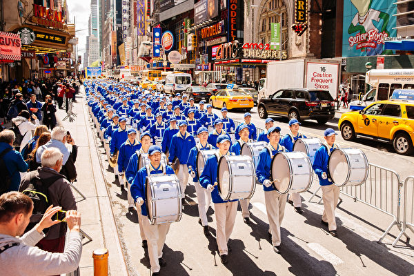 2017年5月12日，纽约上万人举行庆祝法轮大法弘传世界25周年活动，并举行横贯曼哈顿中心42街的盛大游行。（爱德华／大纪元）