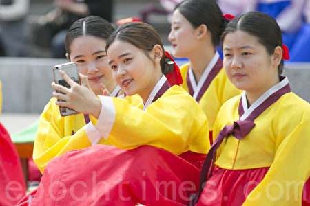 5月15日，韩国首尔市在南山韩屋村举行第45届韩国传统成年节仪式。韩国的成年节定为每年五月第三个星期一。 （全景林／大纪元）
