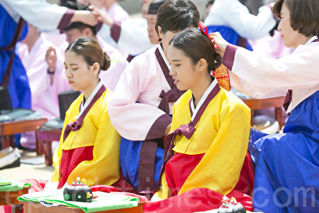 5月15日，韩国首尔市在南山韩屋村举行第45届韩国传统成年节仪式。韩国的成年节定为每年五月第三个星期一。 （全景林／大纪元）