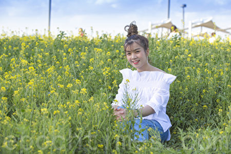 五月中旬的韓國首爾漢江瑞來島（瑞草區盘浦地區）金黃的油菜花於漢江形成風景如畫的美景。圖為泰國遊客在拍照留念。（全景林／大紀元）