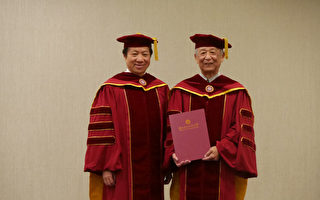台师大校长张国恩（左）22日颁授诺贝尔文学奖得主高行健（右）名誉文学博士学位，推崇他在文学、写作、艺术创作、戏剧上的卓越成就。（台师大提供）