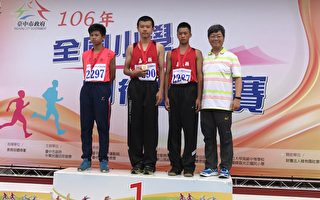 就读秀林国小的刘浩同(左2)，被誉为今年台湾跑得最快的国小男生，分别以12.03秒和25.10秒连夺国小男生组100公尺、200公尺两项金牌。（嘉义县政府提供）
