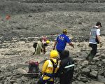 山溪暴涨15人受困 警消背渡河