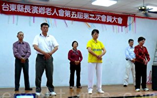2009年朱阿妙（中）和台東學員在長濱鄉弘法教功。（龍芳／大紀元）