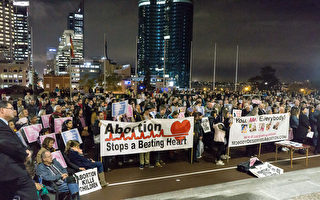 2017年5月23日（週二）晚，上千名「維護生命」（pro-life）支持者在西澳州議會大廈前和平集會，呼籲州政府取消墮胎法案。集會組織者——人生命保衛者（Coalition of the Defence of Human Life）——稱，自從1998年5月西澳通過墮胎法案以來，已有超過15萬嬰幼兒因為墮胎被殺害。圖為集會現場。（周鑫／大紀元）