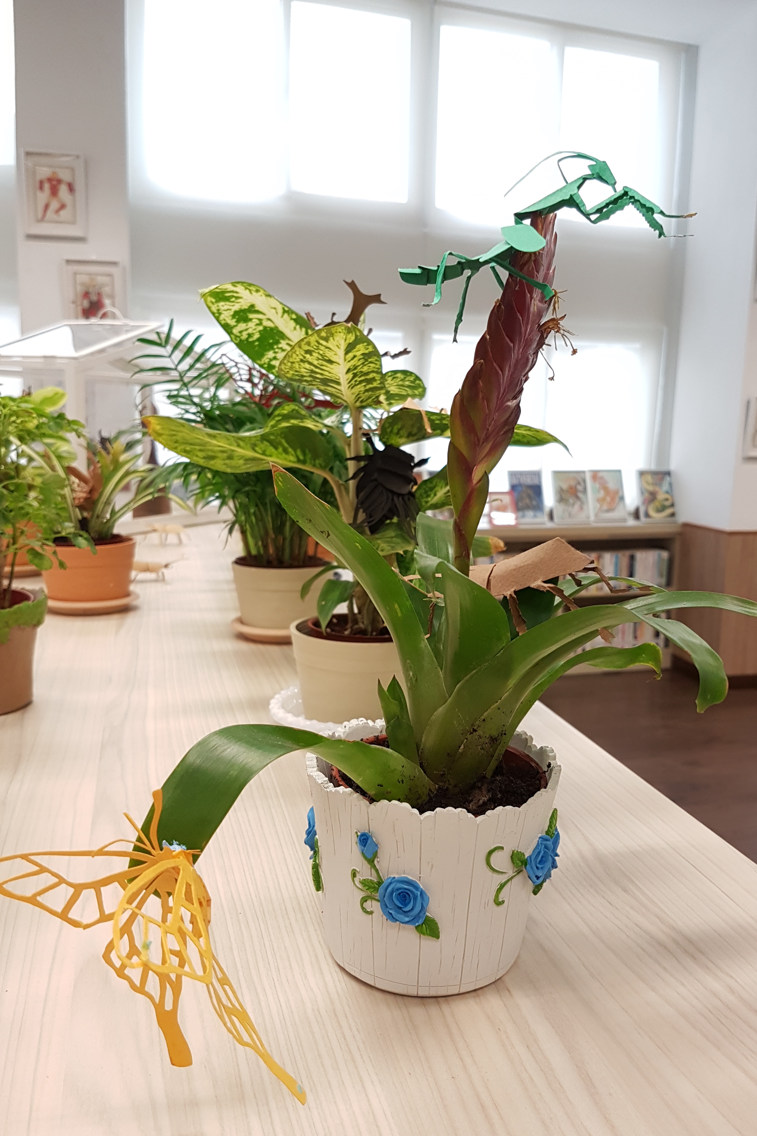谢宁剪出的纸雕昆虫造型栩栩如生,非常有生命力。(李芳如/大纪元)