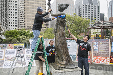 旧金山湾区民众5月29日来到华埠花园角公园，清洗民主女神像，迎接六四系列纪念活动。（曹景哲／大纪元）