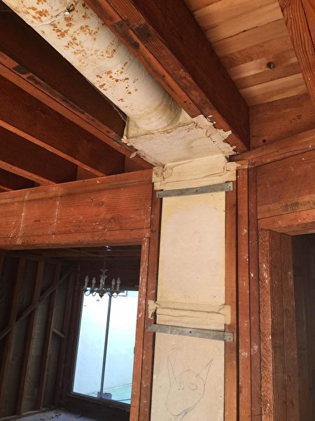 住宅建築翻修時發現有毒建材——石棉管（Asbestos）。（朱健沖提供）