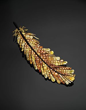 台灣珠寶設計師趙心綺設計的黃金羽毛胸針以870萬成交。（佳士得提供）
