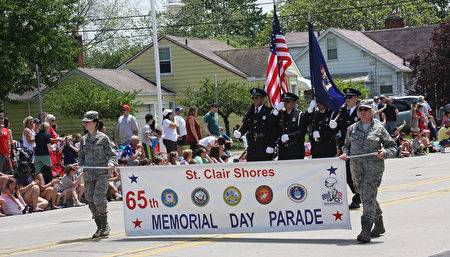 5月28日，美国中西部最大的“阵亡将士纪念日”游行在密西根州的圣克莱尔湖岸市（St. Clair Shores）吸引了约八万观众观看。 (尹婉/大纪元）