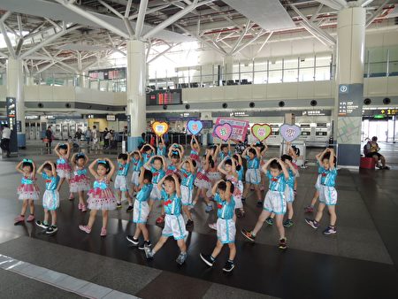 雙溪幼兒園小朋友12日在高鐵嘉義站大廳參加「感恩五月天,把愛傳出去」快閃活動表演,吸引來往旅客們駐足欣賞。(台灣高鐵提供)